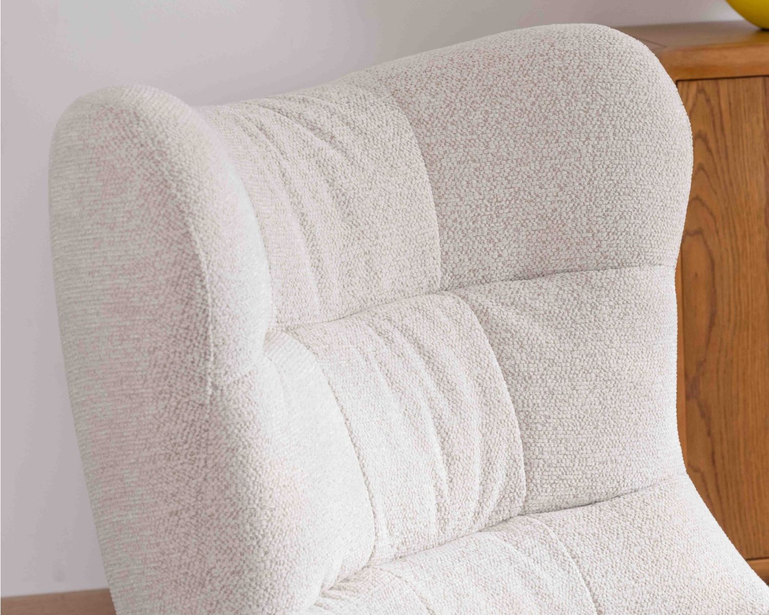 Fauteuil pivotant cocooning en tissu bouclette crème clair "Calista" forme enveloppante