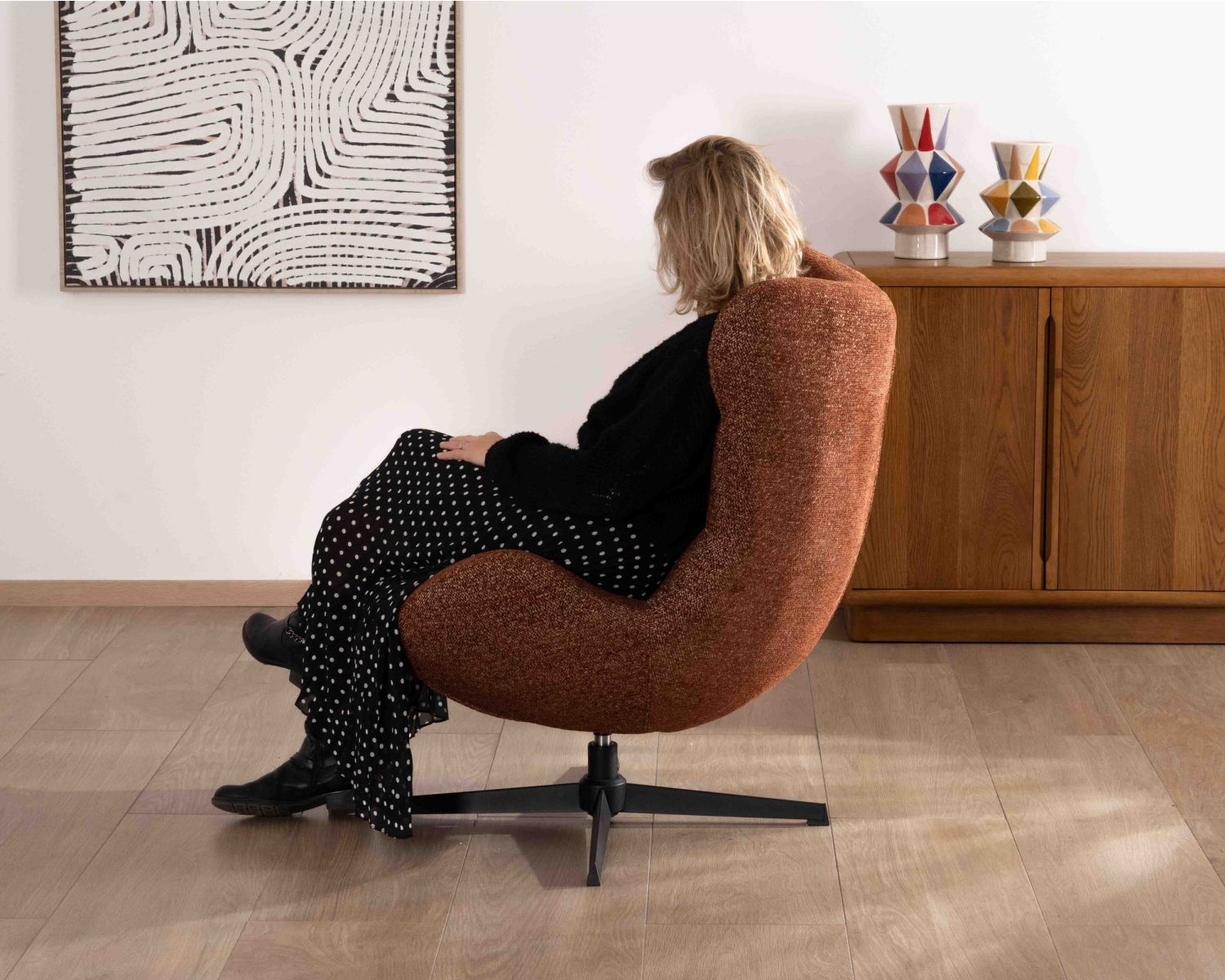 Fauteuil enveloppant et pivotant esprit cocooning et rétro "Calista" en tissu bouclette terracotta