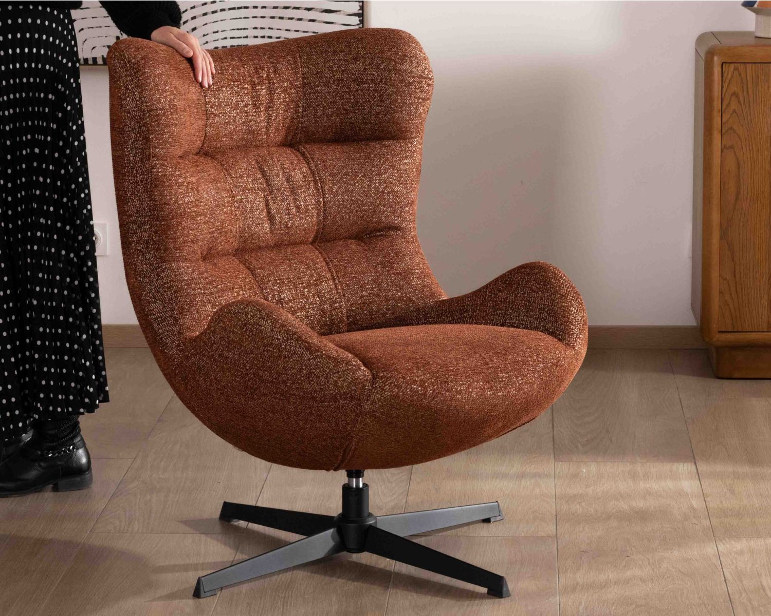 Fauteuil enveloppant et pivotant esprit cocooning et rétro "Calista" en tissu bouclette terracotta