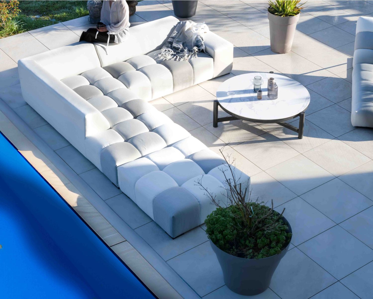 Table basse ronde en céramique et aluminium, diam. 126 "Sokha Beach"