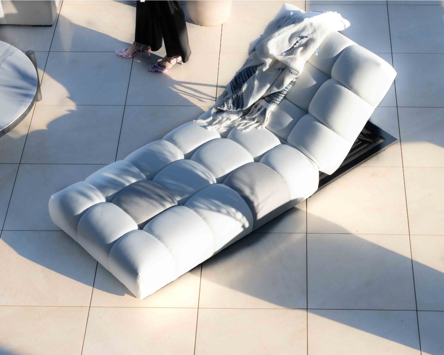 Chaise longue haut de gamme en tissu beige et gris clair "Lazy Beach"