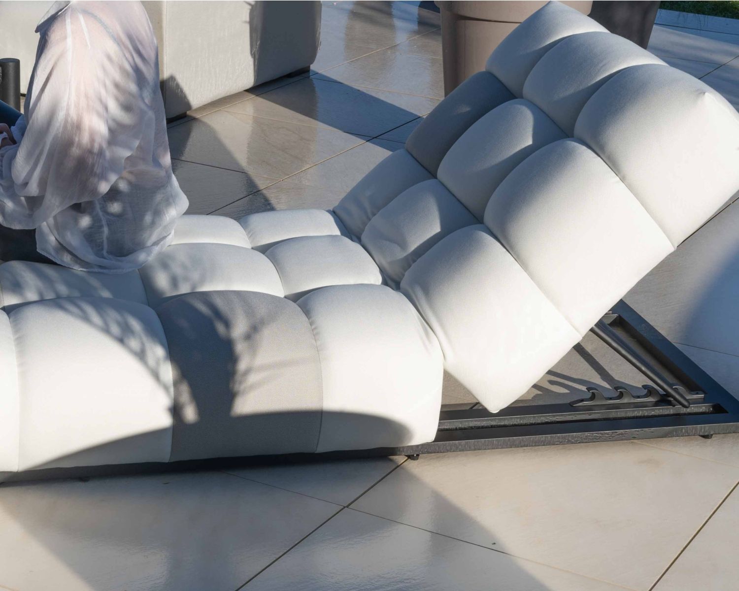 Chaise longue haut de gamme en tissu beige et gris clair "Lazy Beach"