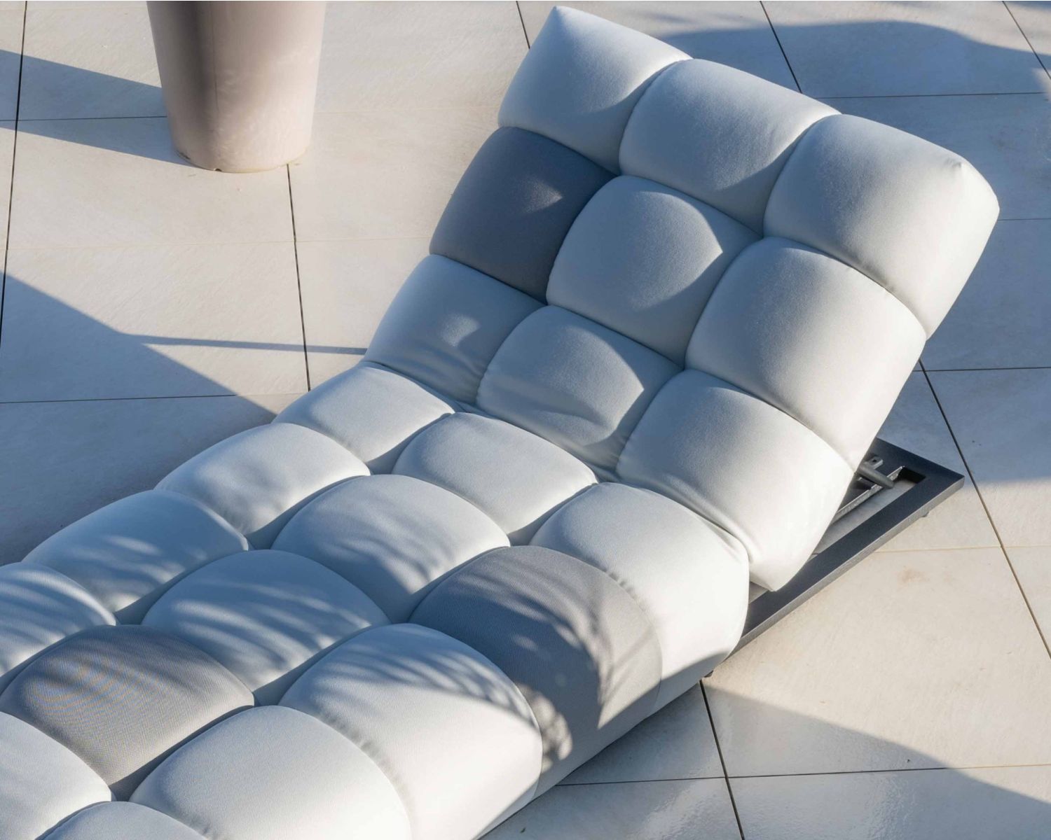 Chaise longue haut de gamme en tissu beige et gris clair "Lazy Beach"