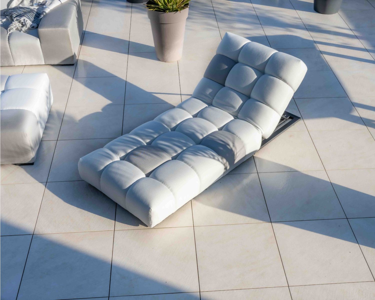 Chaise longue haut de gamme en tissu beige et gris clair "Lazy Beach"