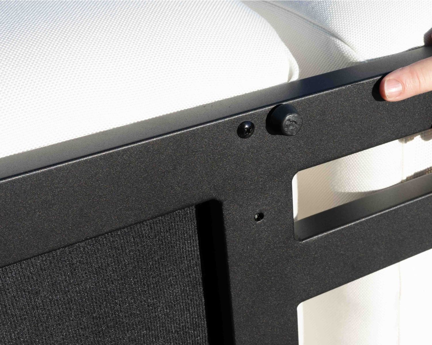 Chaise longue haut de gamme en tissu Sunbrella gris foncé "Lazy Beach"