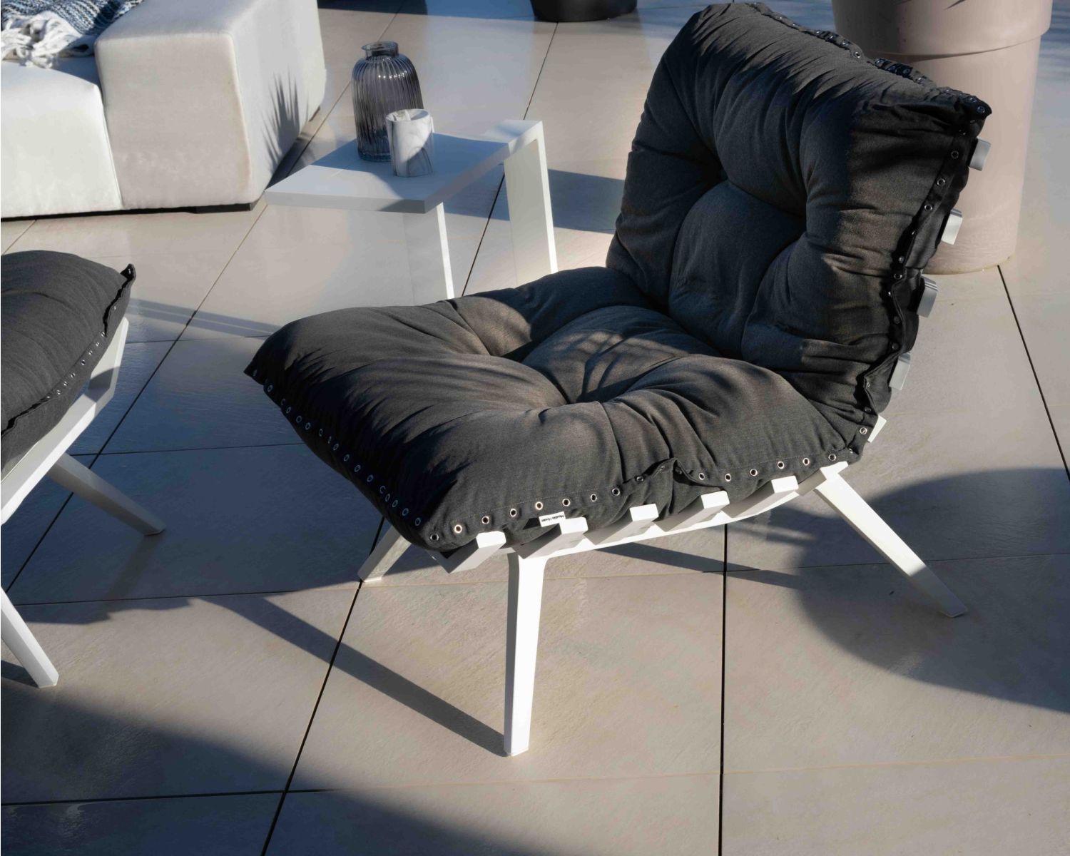 Fauteuil d'extérieur grand confort avec repose-pieds modulaire gris foncé et blanc "Lisca"