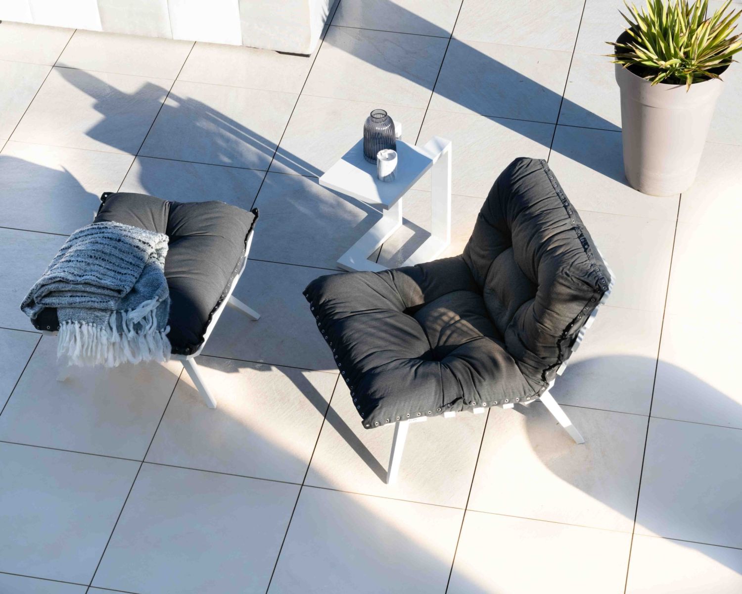 Fauteuil d'extérieur grand confort avec repose-pieds modulaire gris foncé et blanc "Lisca"