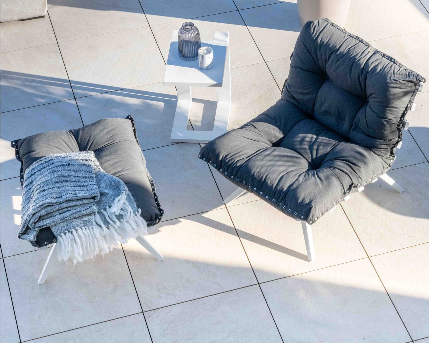 Fauteuil d'extérieur grand confort avec repose-pieds modulaire gris foncé et blanc "Lisca"