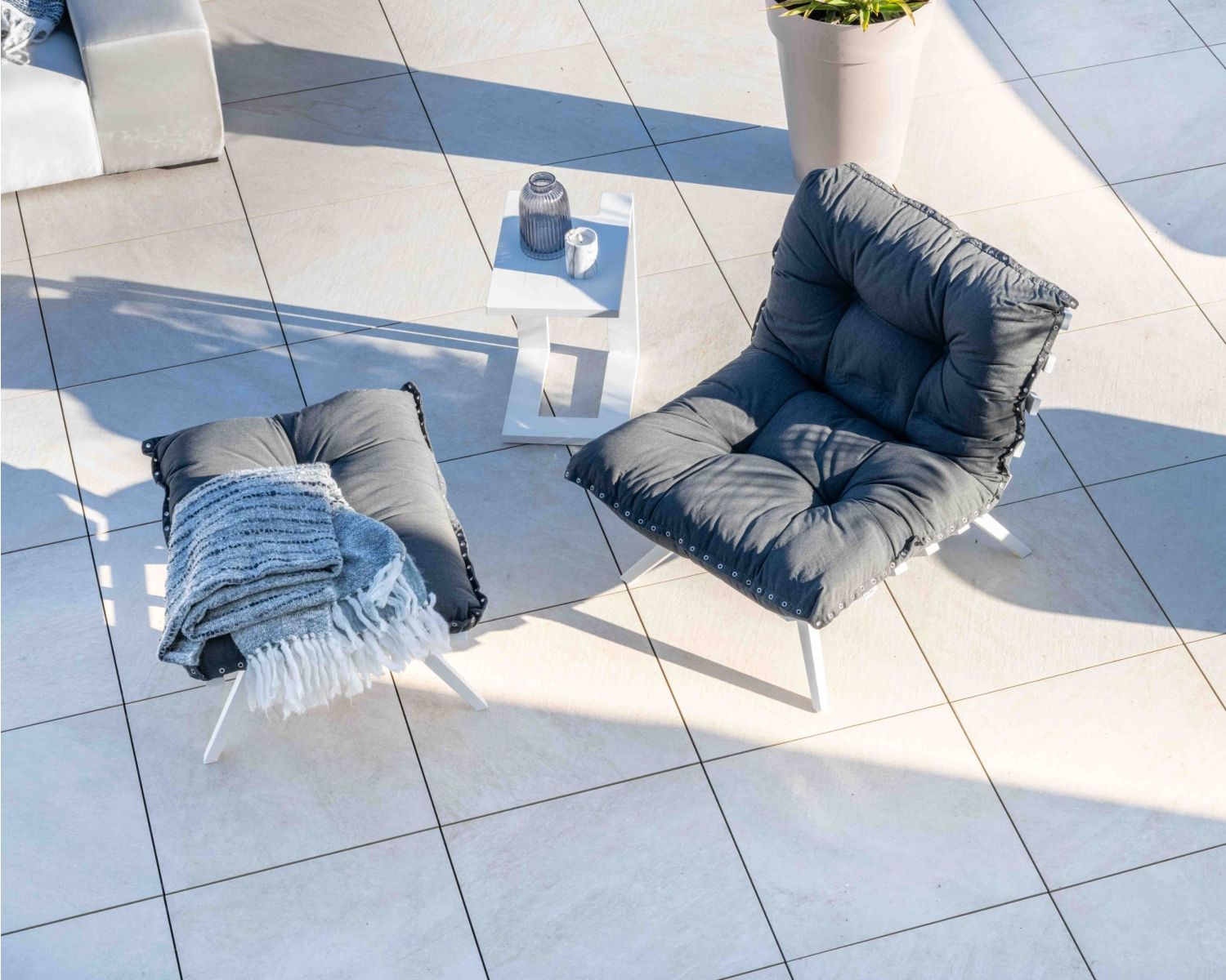 Fauteuil d'extérieur grand confort avec repose-pieds modulaire gris foncé et blanc "Lisca"