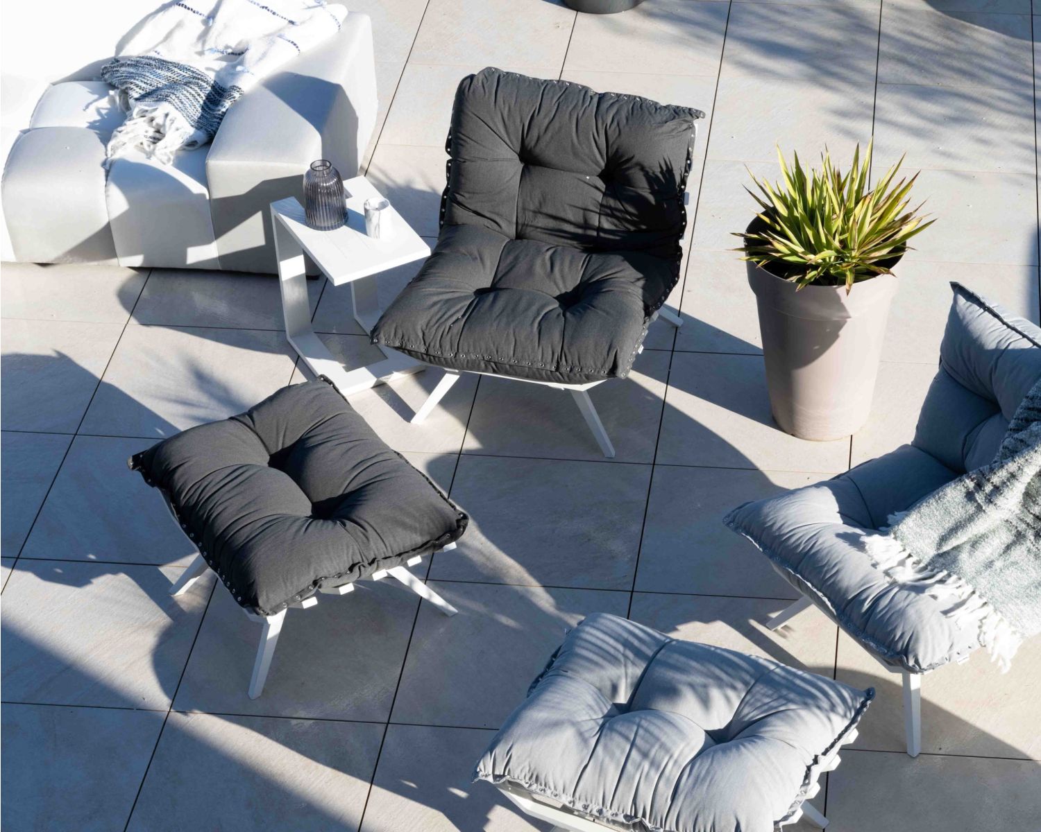 Fauteuil d'extérieur grand confort avec repose-pieds modulaire gris foncé et blanc "Lisca"