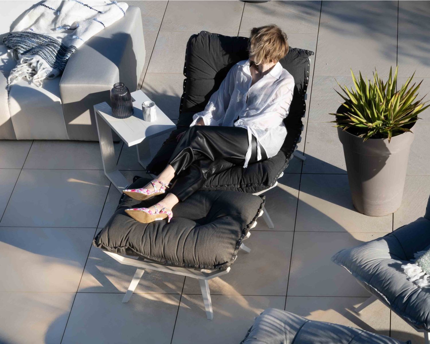 Fauteuil d'extérieur grand confort avec repose-pieds modulaire gris foncé et blanc "Lisca"