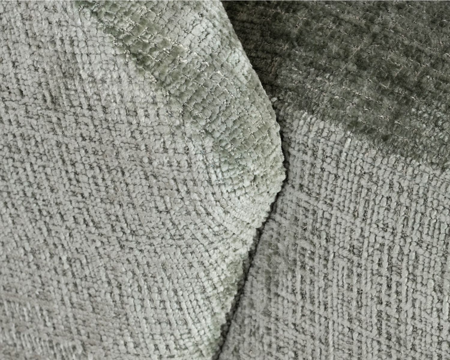 Chauffeuse pivotante en tissu bouclette soyeux vert sauge "Marylin"