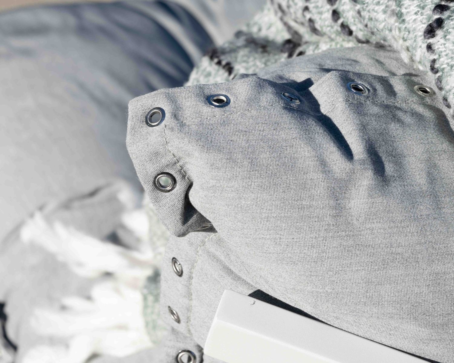 Fauteuil de détente en tissu gris clair grand confort avec pouf "Lisca"