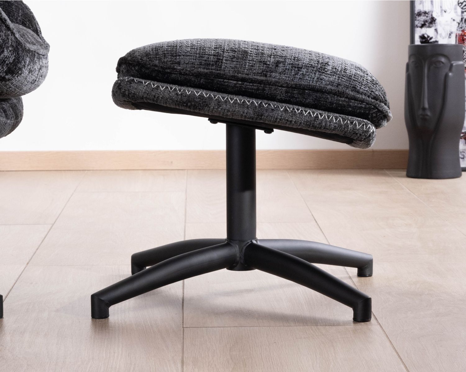 Fauteuil cosy rotatif design rétro en tissu gris "Branson" avec pouf