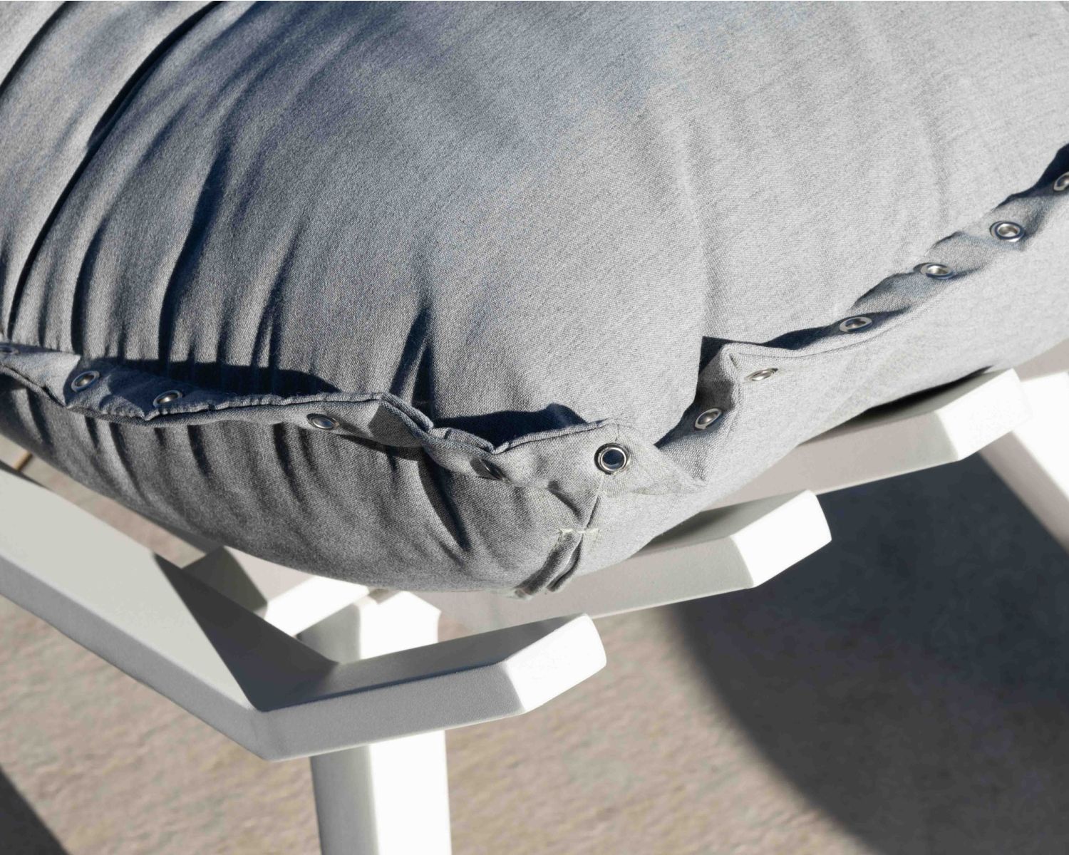 Fauteuil de détente en tissu gris clair grand confort avec pouf "Lisca"