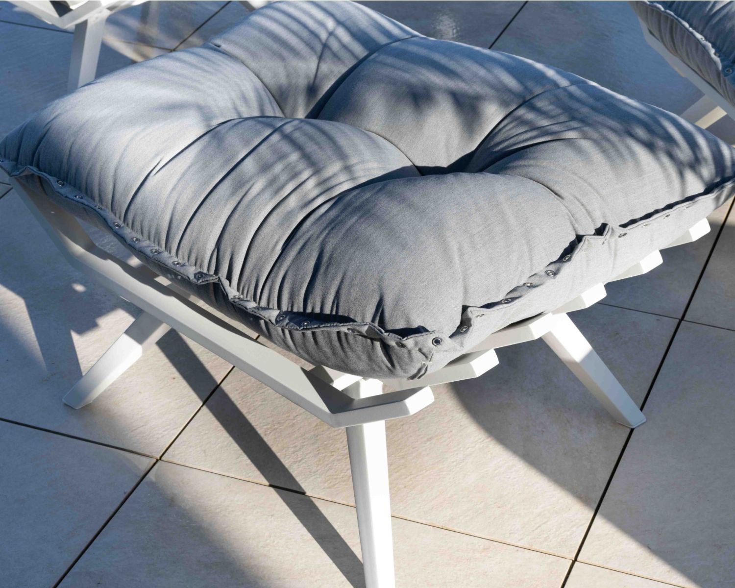 Fauteuil de détente en tissu gris clair grand confort avec pouf "Lisca"