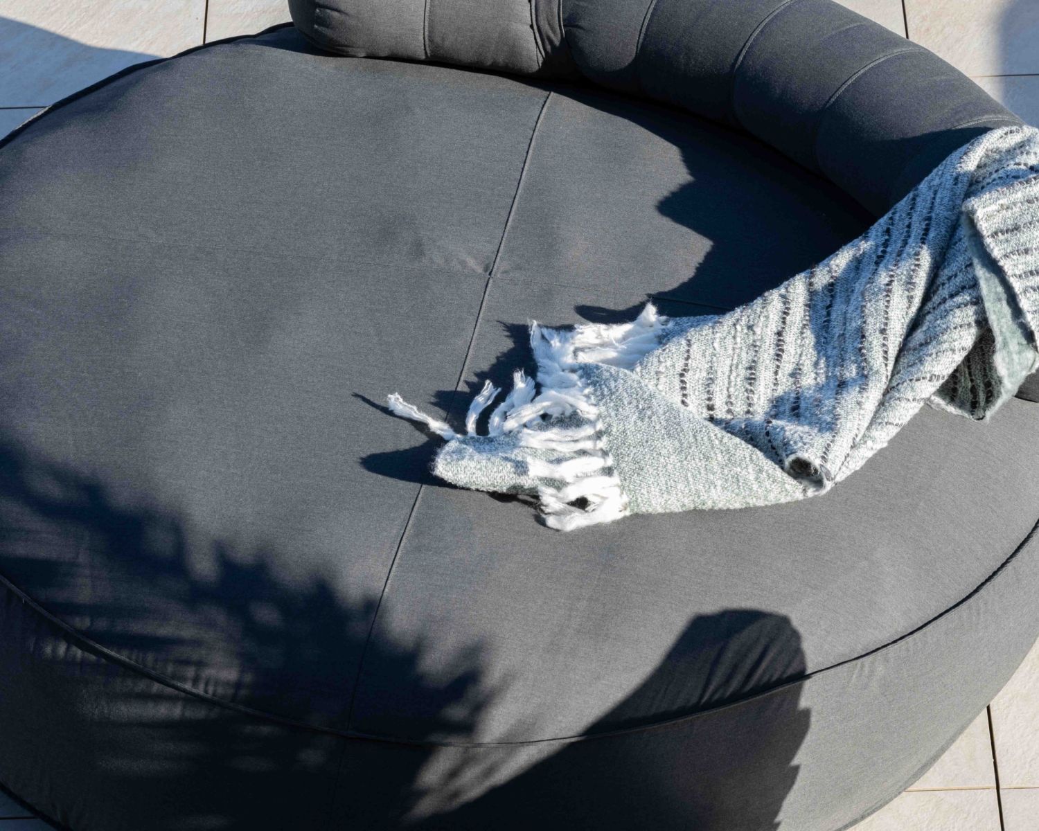 Grand bain de soleil ultra-moelleux en tissu gris foncé "Saint Tropez" diamètre 1m80