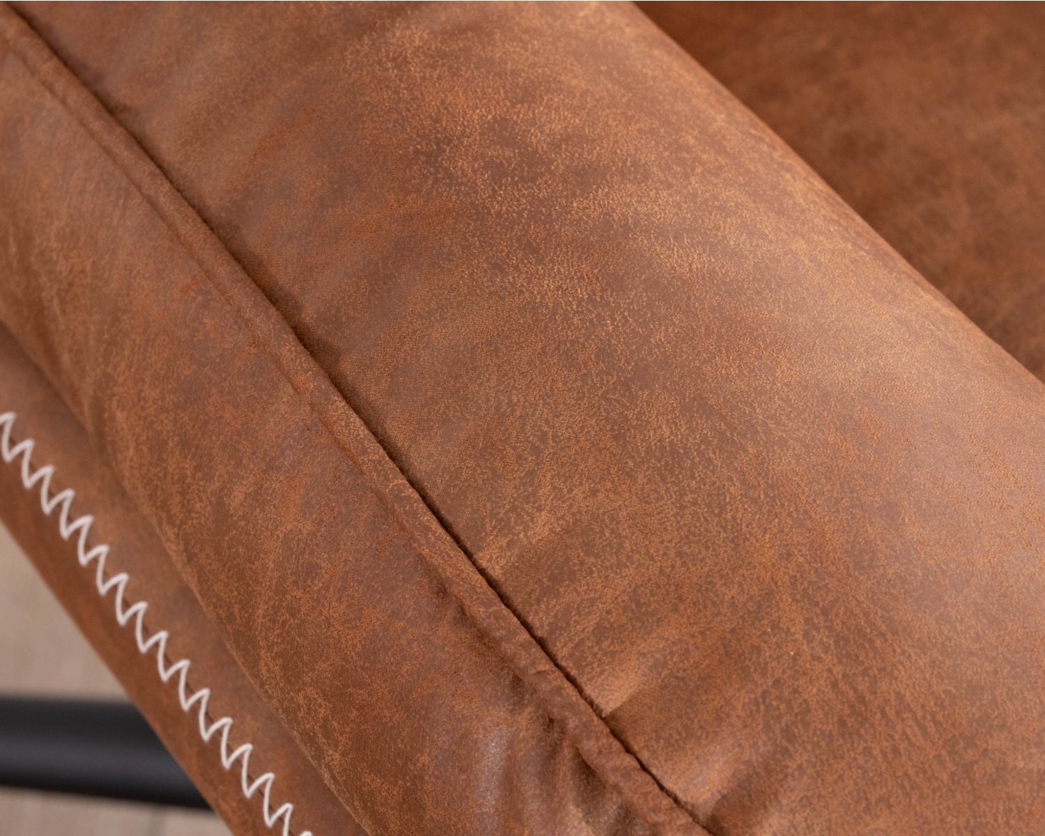 Fauteuil pivotant esprit rétro avec pouf en tissu microfibre coloris havane "Branson"