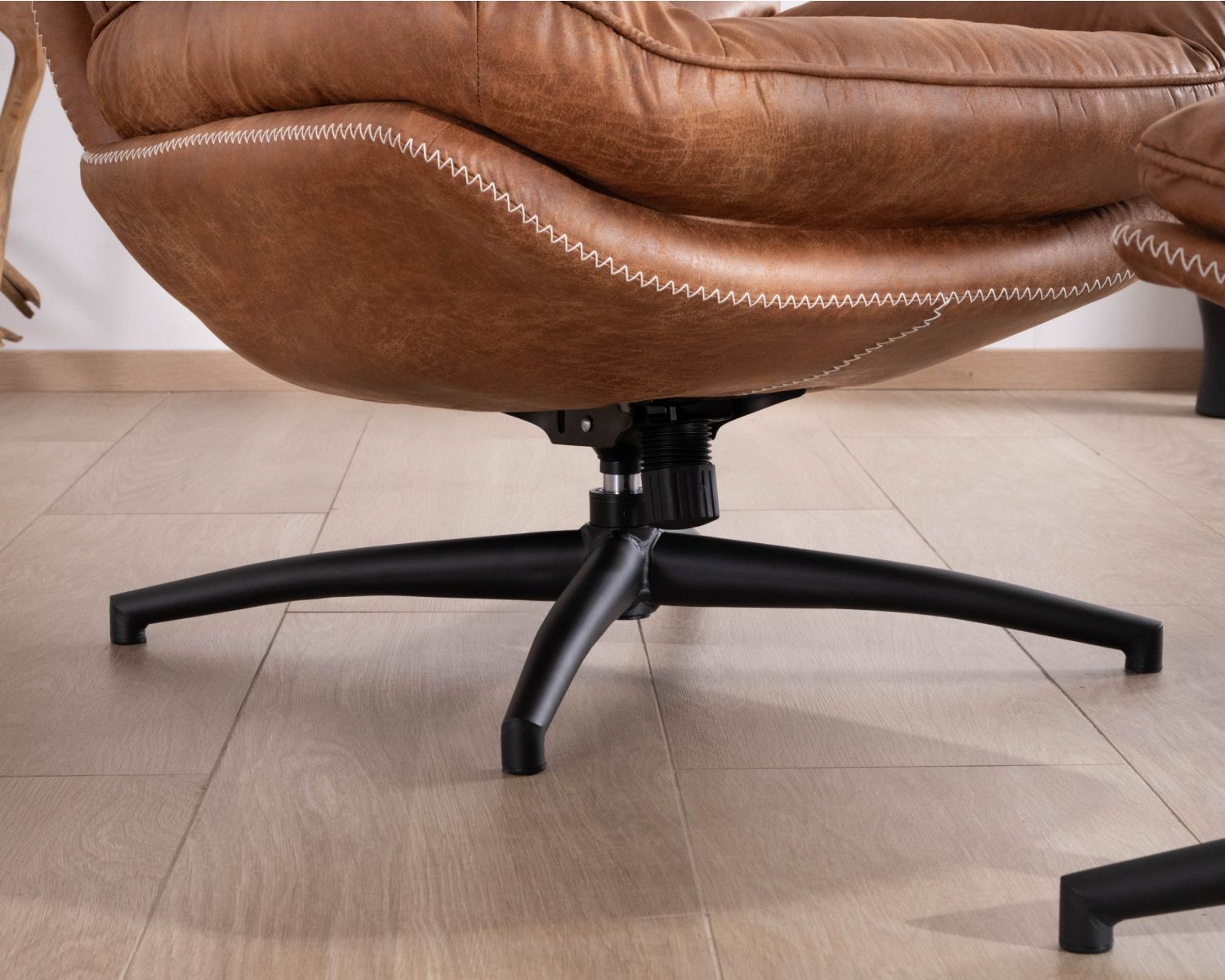 Fauteuil pivotant esprit rétro avec pouf en tissu microfibre coloris havane "Branson"