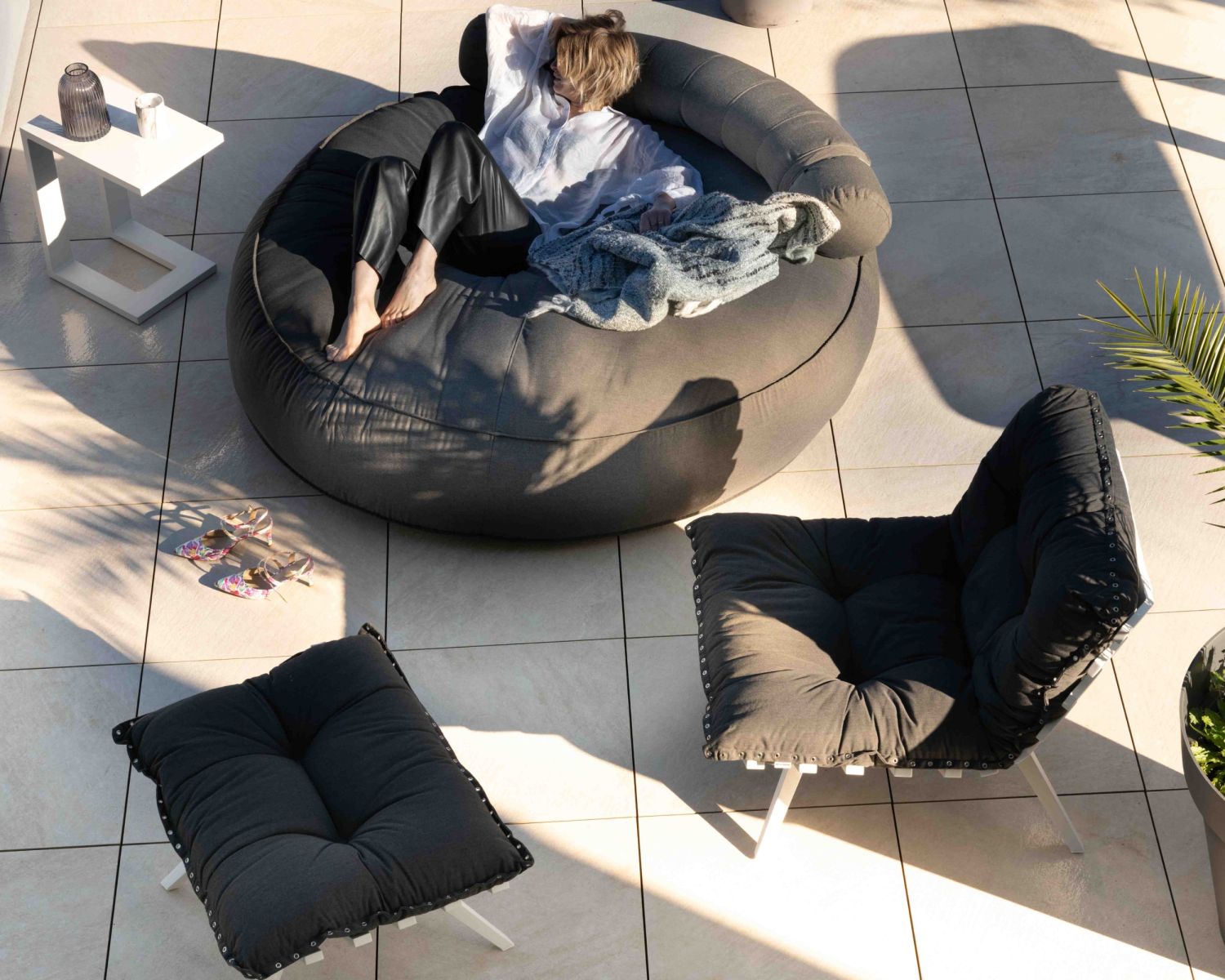 Fauteuil d'extérieur grand confort avec repose-pieds modulaire gris foncé et blanc "Lisca"