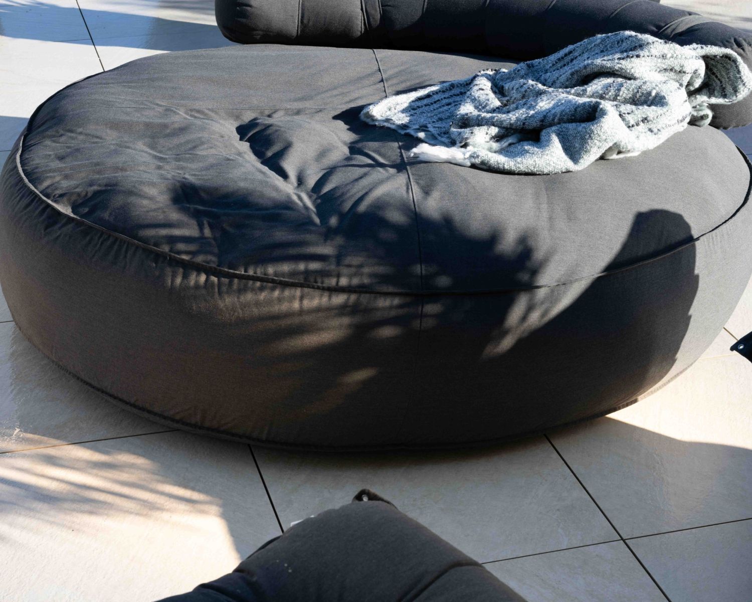 Grand bain de soleil ultra-moelleux en tissu gris foncé "Saint Tropez" diamètre 1m80