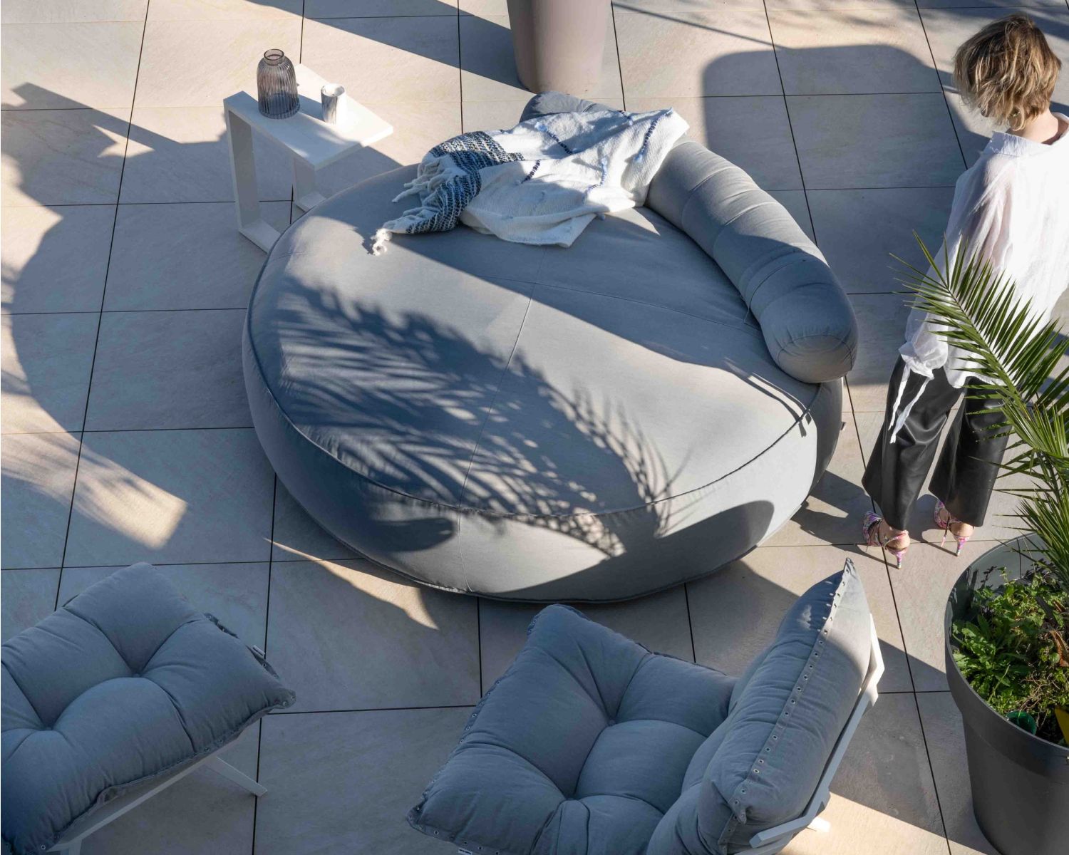 Fauteuil de détente en tissu gris clair grand confort avec pouf "Lisca"