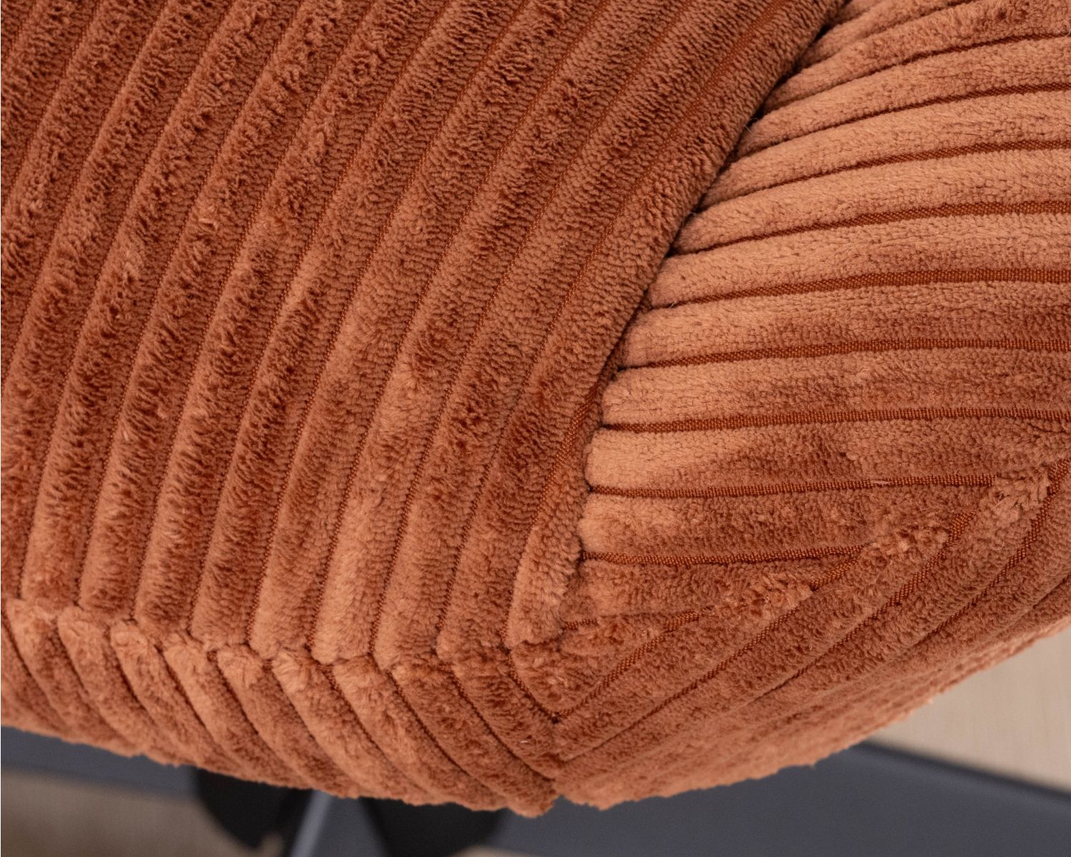 Fauteuil tournant 360° en velours côtelé terracotta "Bissett"