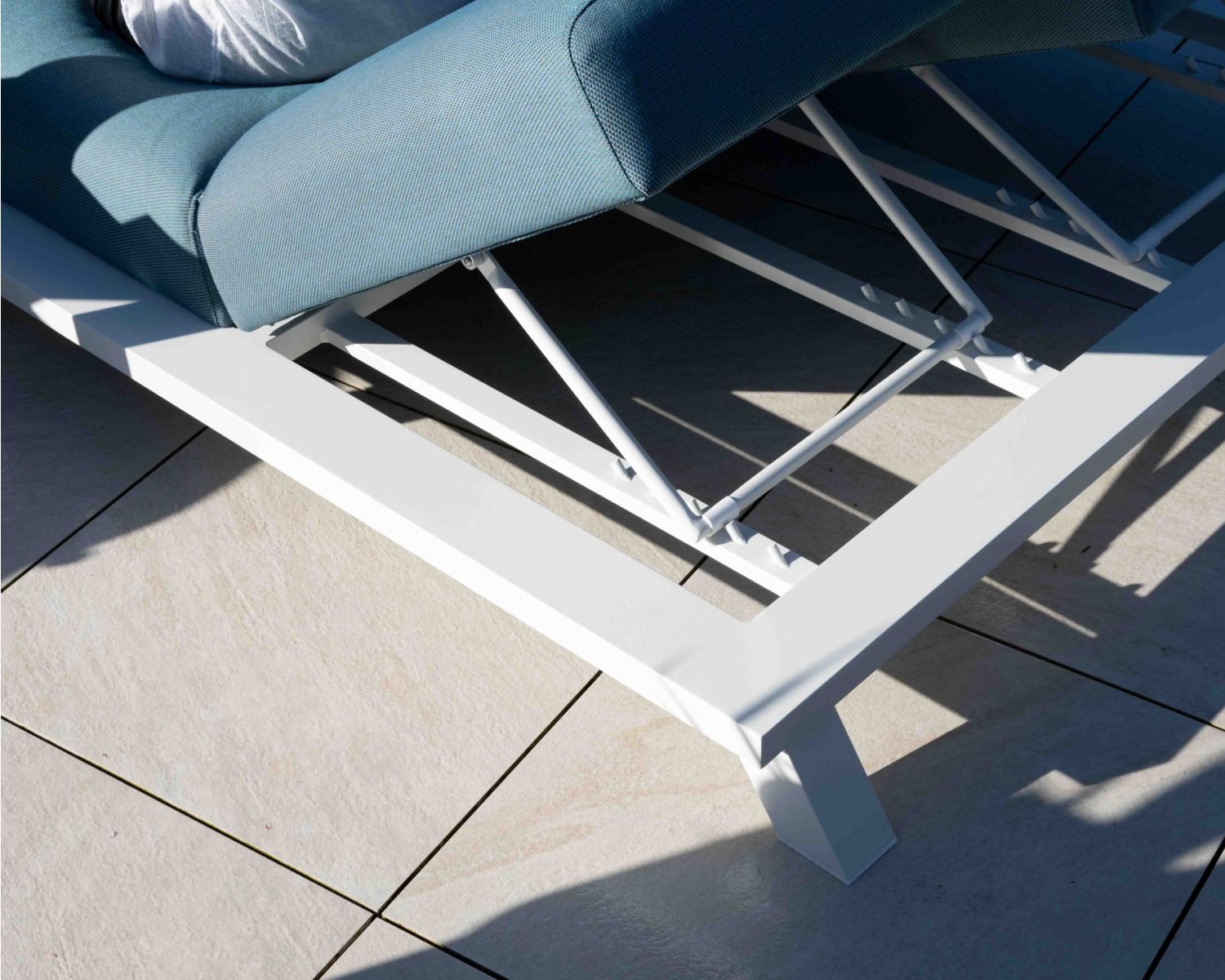 Bain de soleil double en tissu turquoise et aluminium blanc "Nusa Pedina"