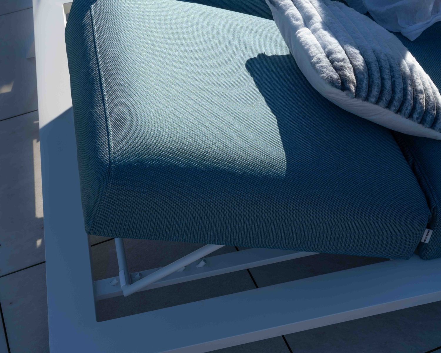 Bain de soleil double en tissu turquoise et aluminium blanc "Nusa Pedina"