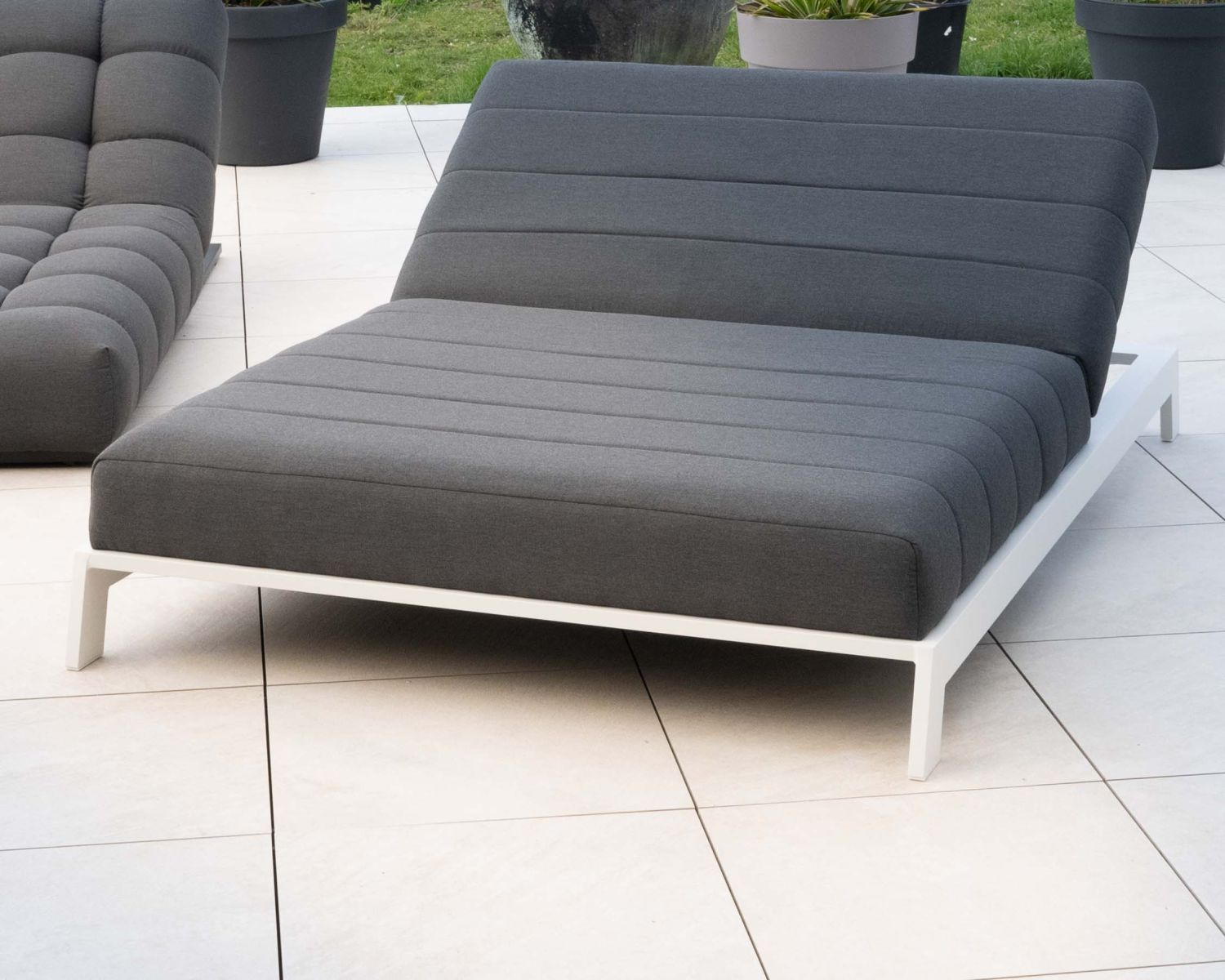 Double bain de soleil matelassé gris foncé et blanc "Terrasse"