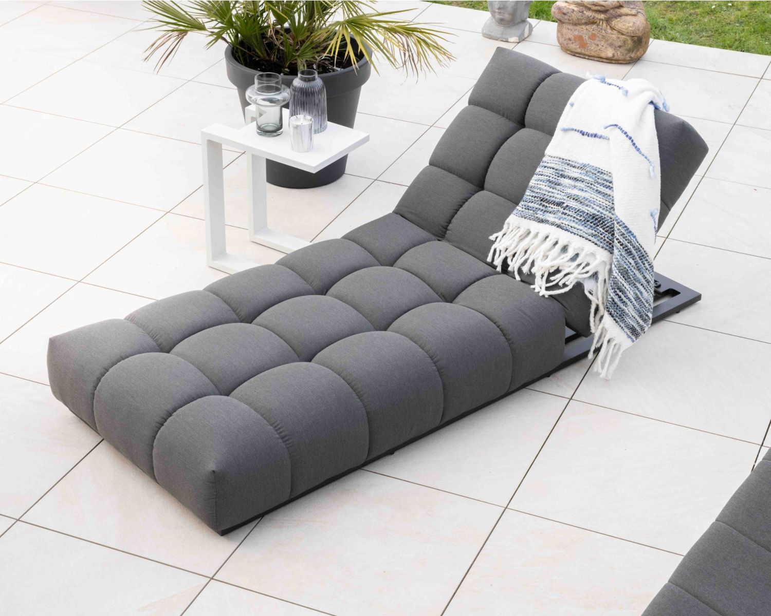 Chaise longue haut de gamme en tissu Sunbrella gris foncé "Lazy Beach"
