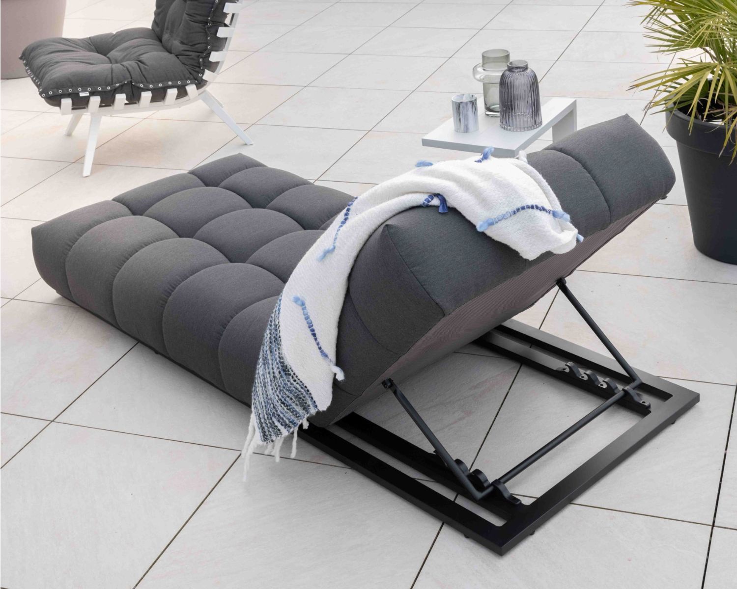 Chaise longue haut de gamme en tissu Sunbrella gris foncé "Lazy Beach"