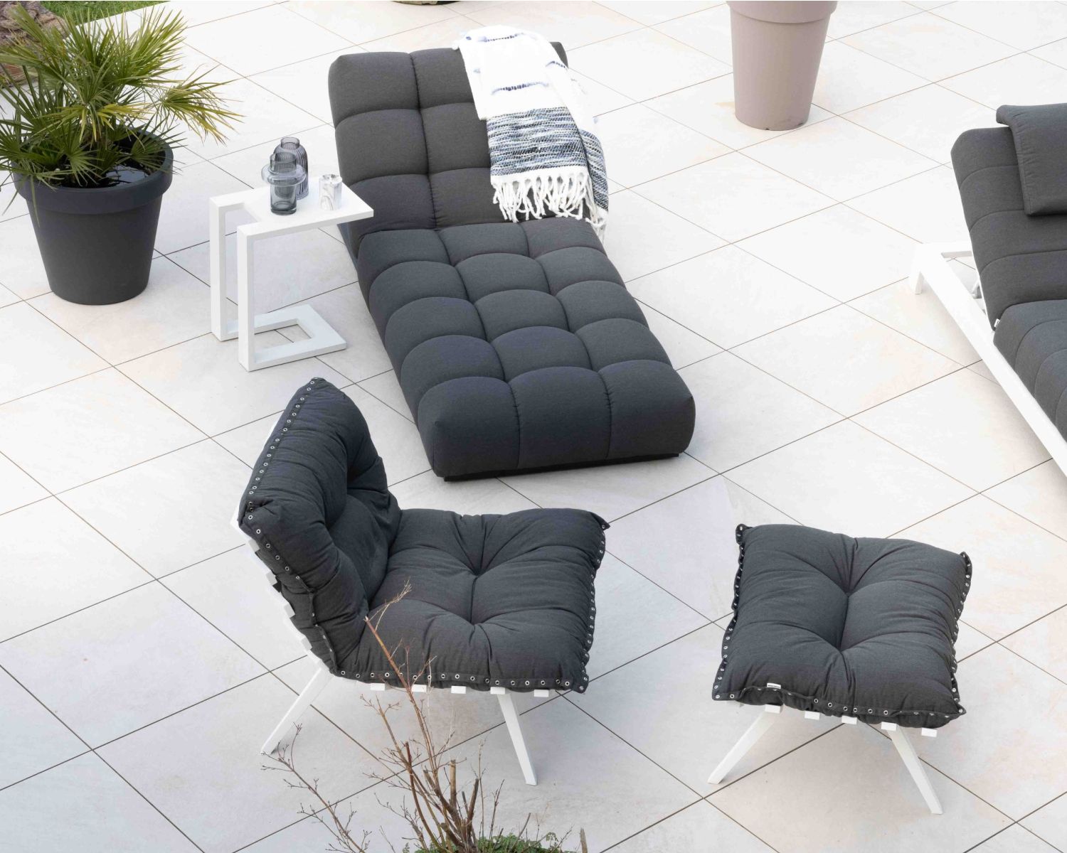 Fauteuil d'extérieur grand confort avec repose-pieds modulaire gris foncé et blanc "Lisca"