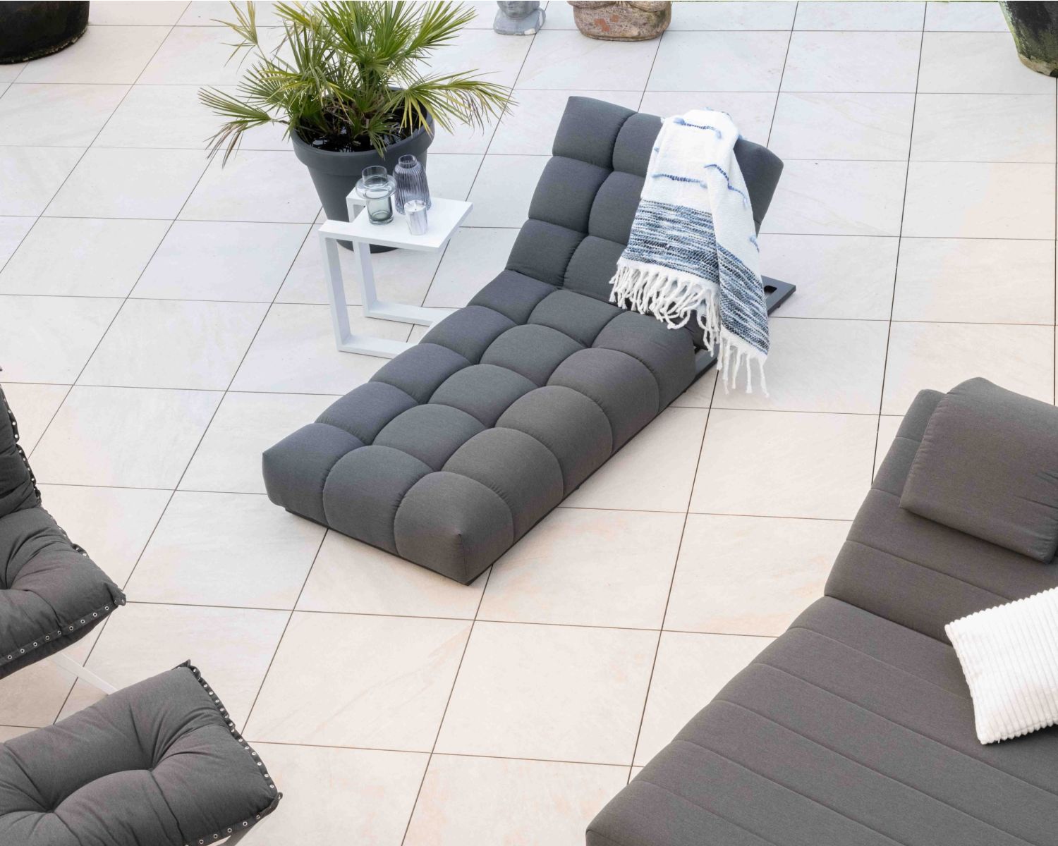 Chaise longue haut de gamme en tissu Sunbrella gris foncé "Lazy Beach"