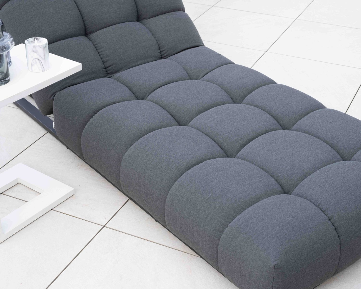 Chaise longue haut de gamme en tissu Sunbrella gris foncé "Lazy Beach"