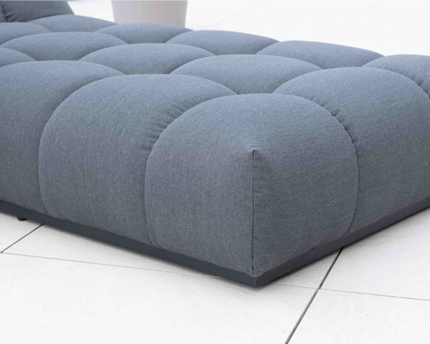 Chaise longue haut de gamme en tissu Sunbrella gris foncé "Lazy Beach"