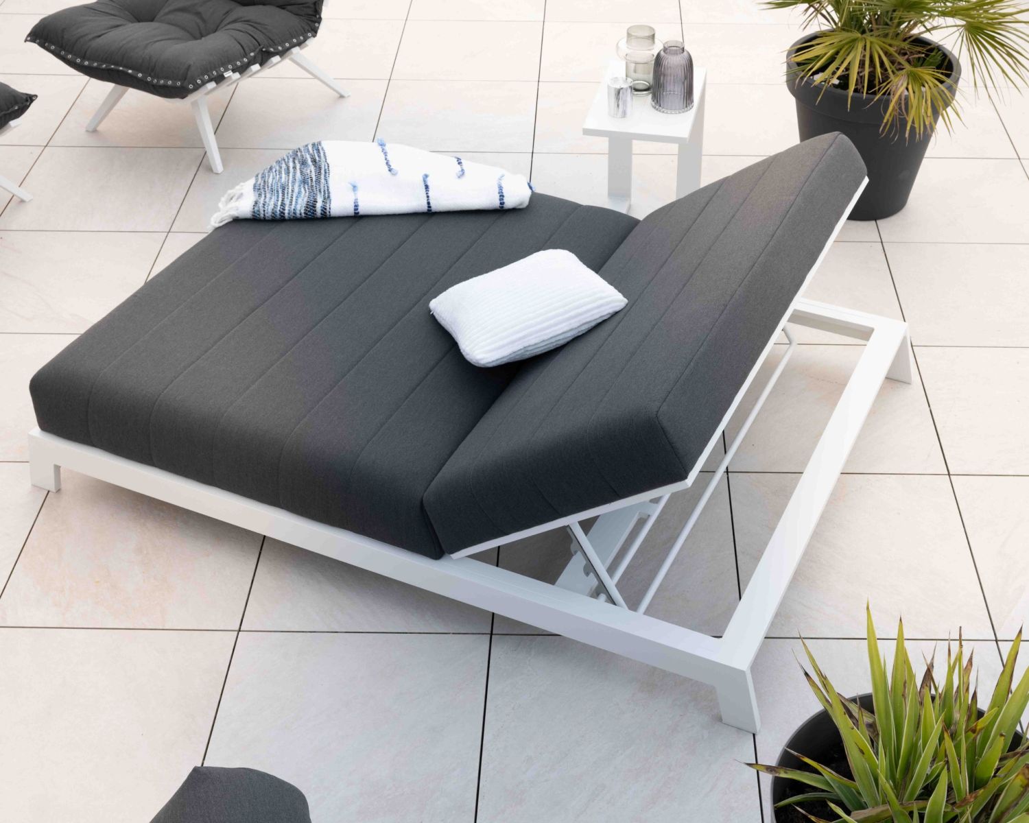 Double bain de soleil matelassé gris foncé et blanc "Terrasse"