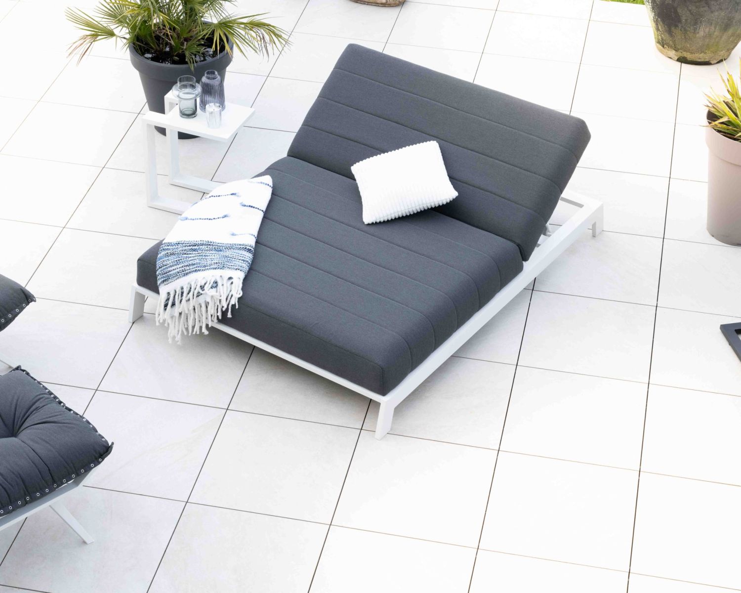 Double bain de soleil matelassé gris foncé et blanc "Terrasse"