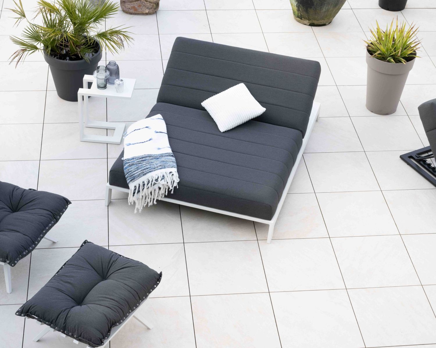 Double bain de soleil matelassé gris foncé et blanc "Terrasse"