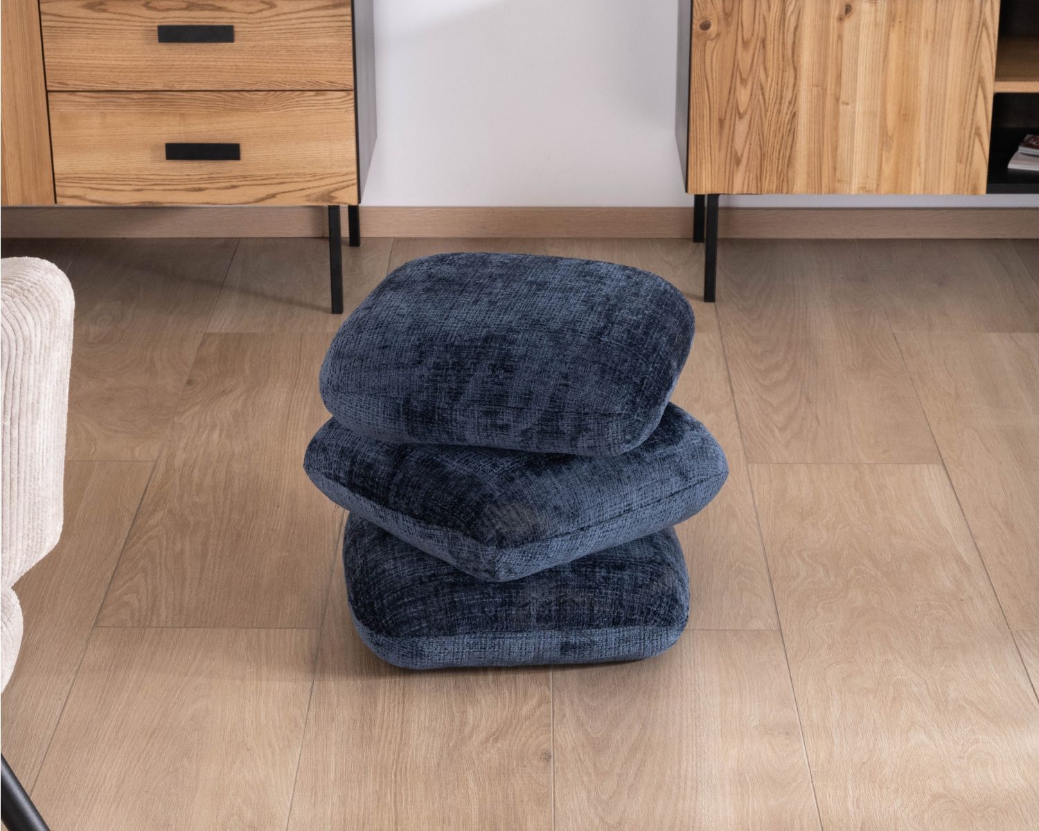 Pouf moderne pivotant « Flow » en tissu tramé bleu nuit finition satinée forme organique