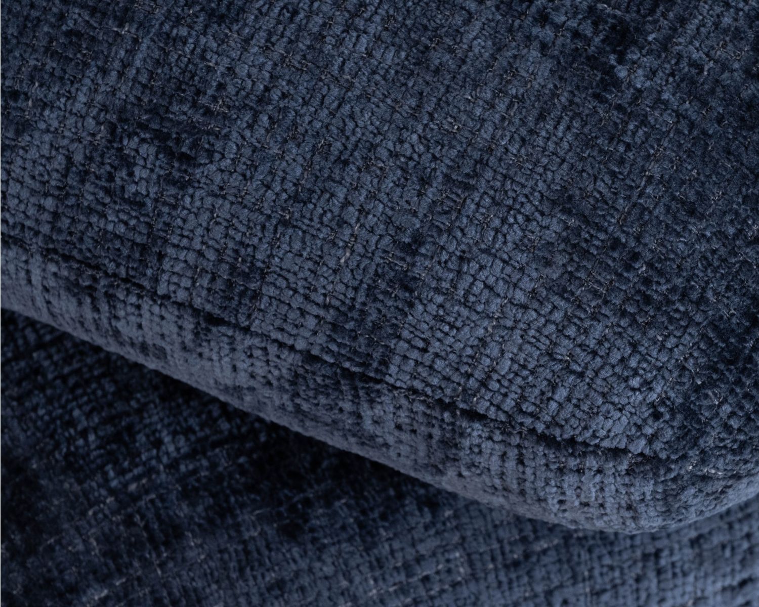 Pouf moderne pivotant « Flow » en tissu tramé bleu nuit finition satinée forme organique