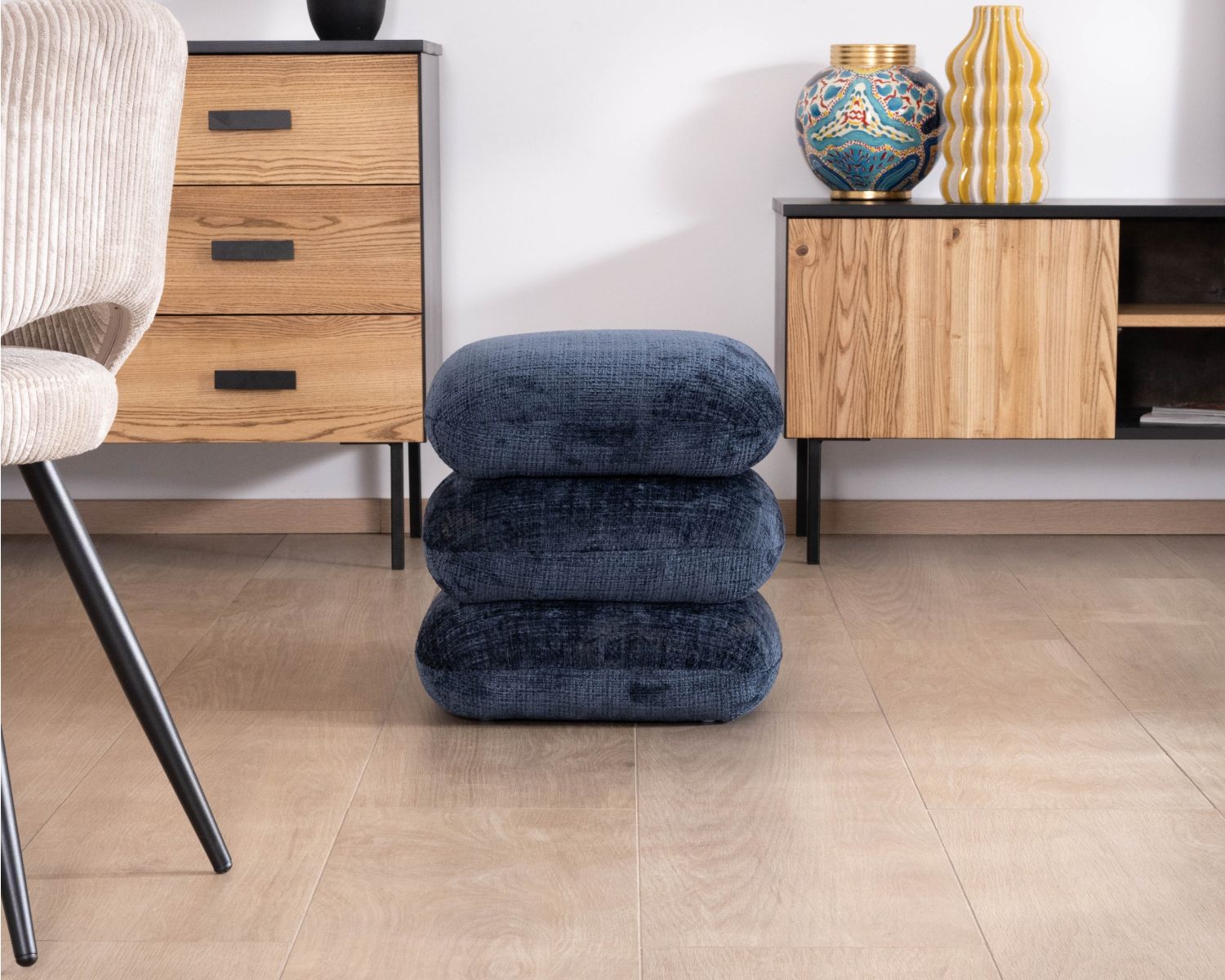 Pouf moderne pivotant « Flow » en tissu tramé bleu nuit finition satinée forme organique