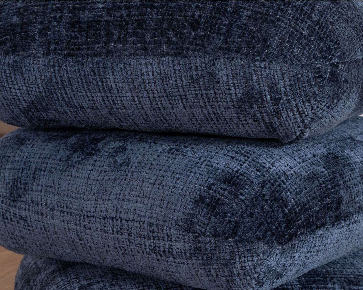 Pouf moderne pivotant « Flow » en tissu tramé bleu nuit finition satinée forme organique