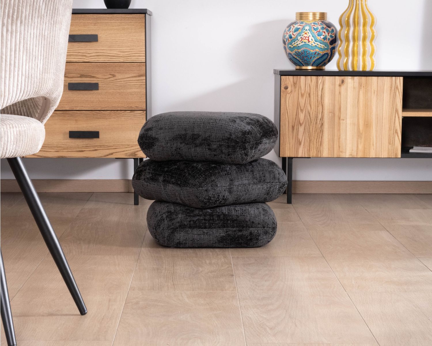 Pouf « Flow » tournant à trois niveaux en tissu tramé gris anthracite au toucher doux
