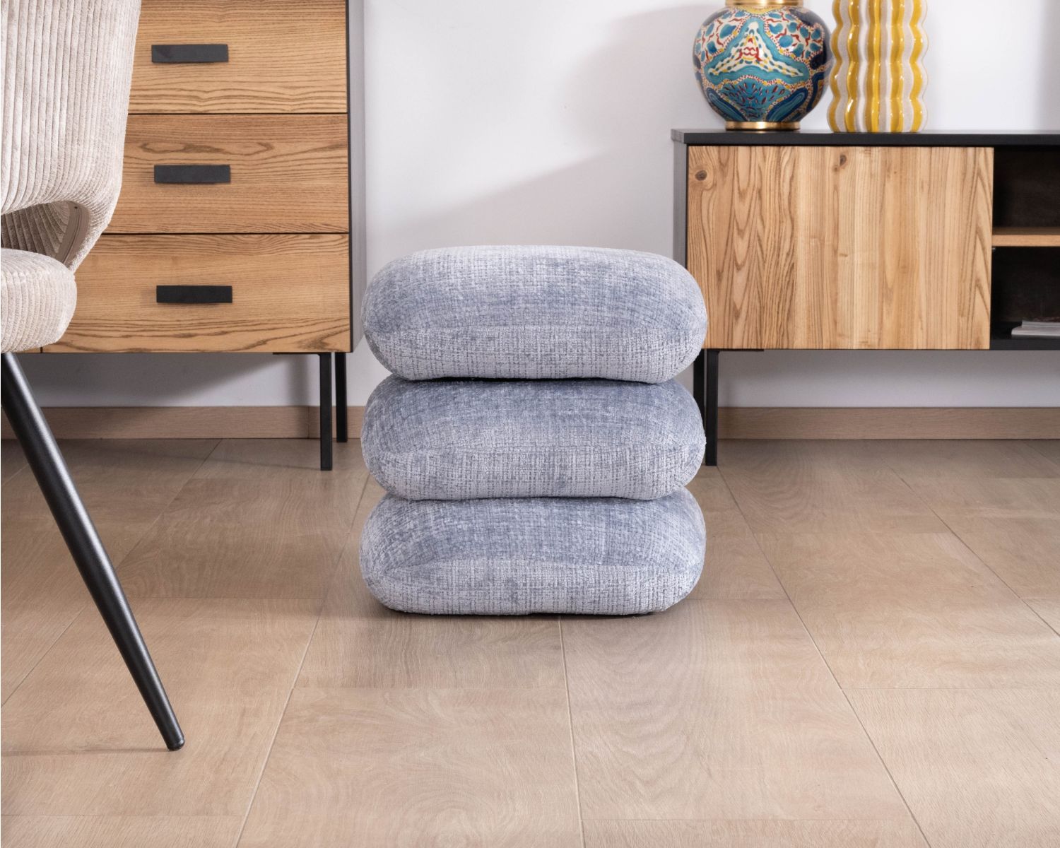 Pouf design pivotant en tissu tramé bleu glacier à reflets lumineux « Flow » esprit scandinave