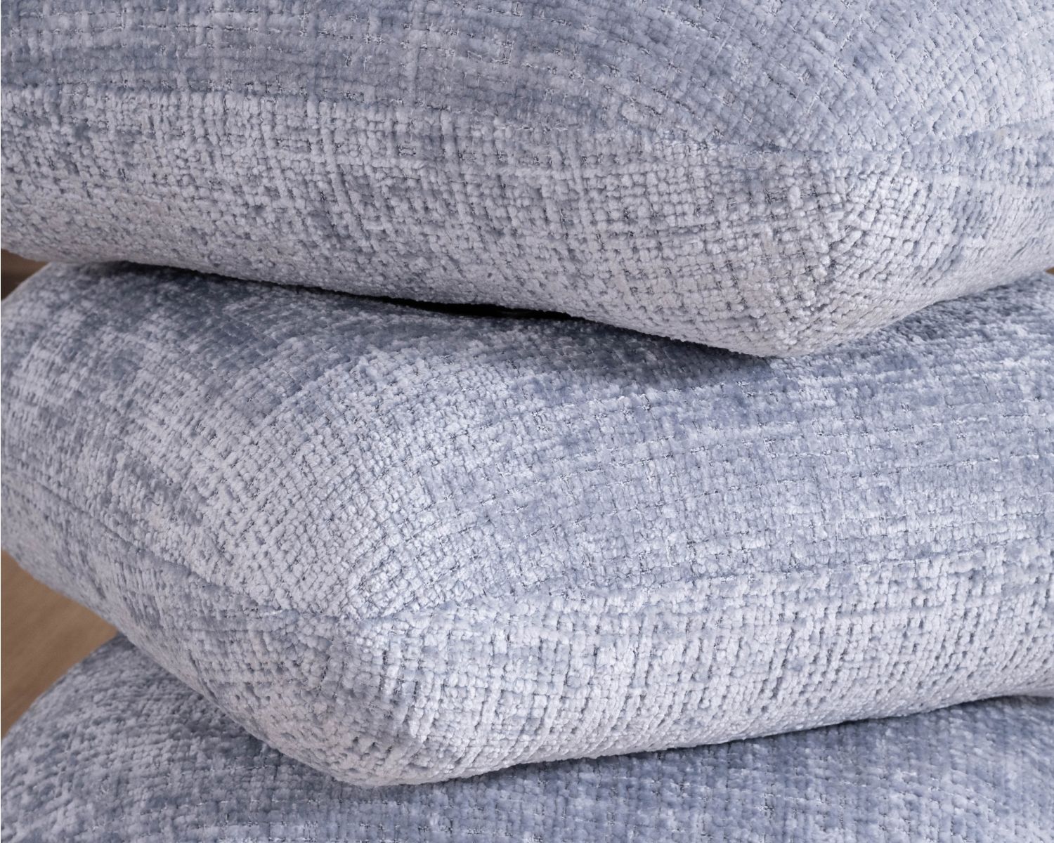 Pouf design pivotant en tissu tramé bleu glacier à reflets lumineux « Flow » esprit scandinave