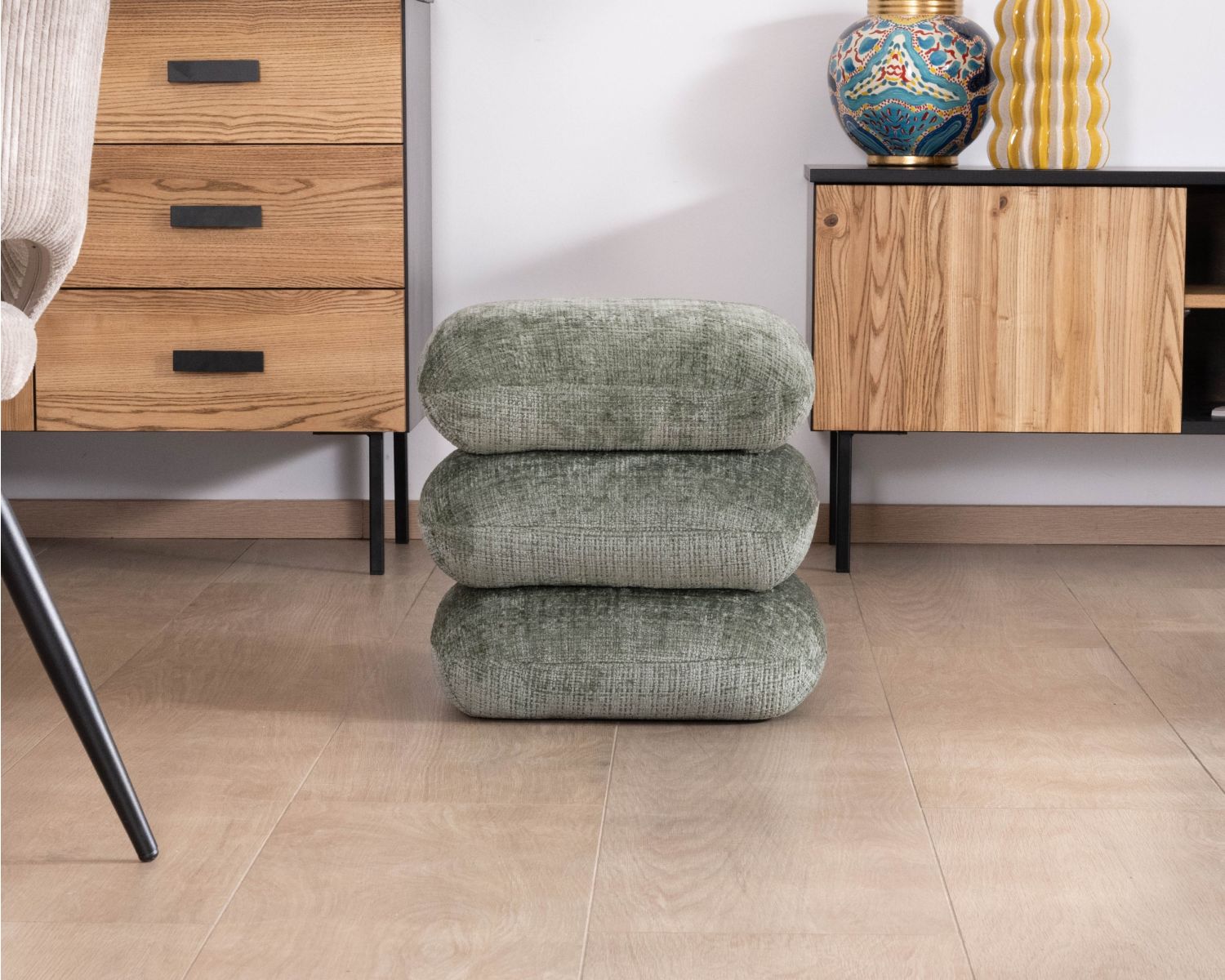 Pouf tournant esprit zen et contemporain en tissu tramé vert sauge « Flow »