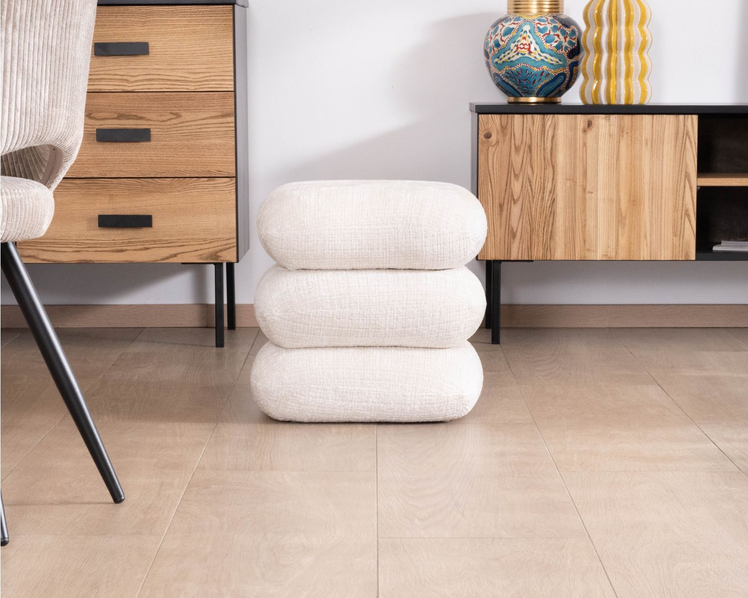 Pouf pivotant « Flow » style contemporain en tissu tramé écru à reflets soyeux