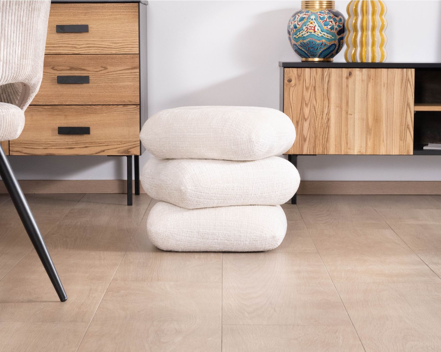 Pouf pivotant « Flow » style contemporain en tissu tramé écru à reflets soyeux