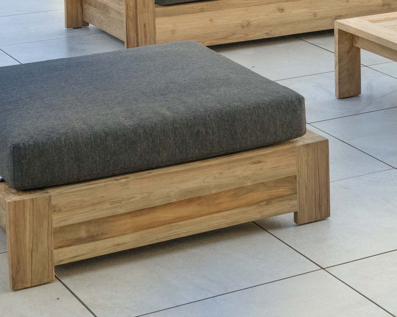 Grand canapé modulaire spécial extérieur en teck et tissu gris foncé "Zénith"